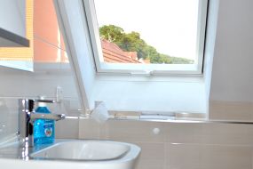 Bad mit Dusche und WC