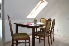 Wohnbereich mit Tisch zum Essen